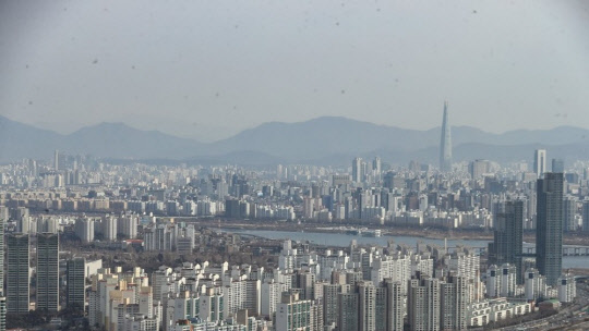 사진은 서울 여의도 63빌딩에서 바라본 서울 시내 아파트 밀집 지역. <연합뉴스>